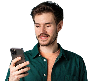 Hombre revisando su celular para solicitar crédito